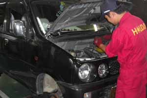 整備工場での車両点検